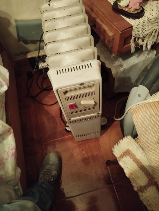 Aquecedor a óleo potente a funcionar muito bem