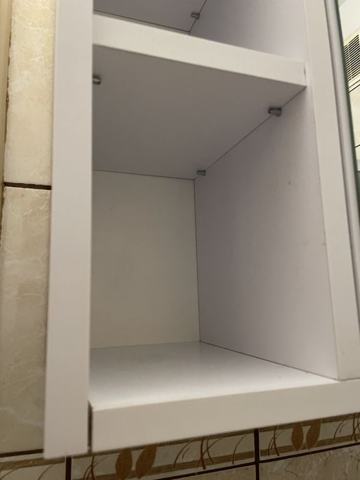 Szafka łazienkowa z lutrem i półkami