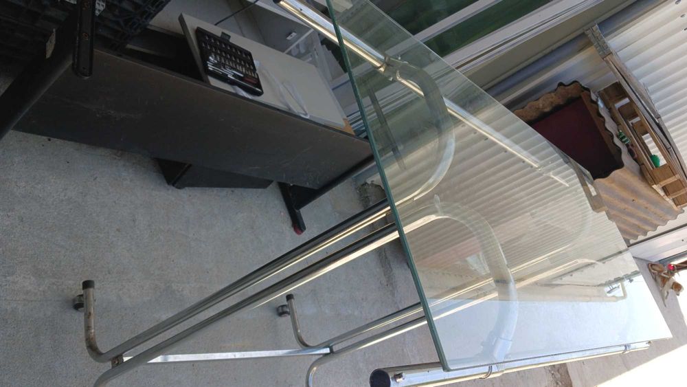 Expositores de roupa com tampo de vidro