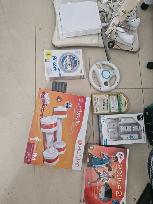 Nintendo Wii c/todos os acessórios e muitos jogos ainda selados.