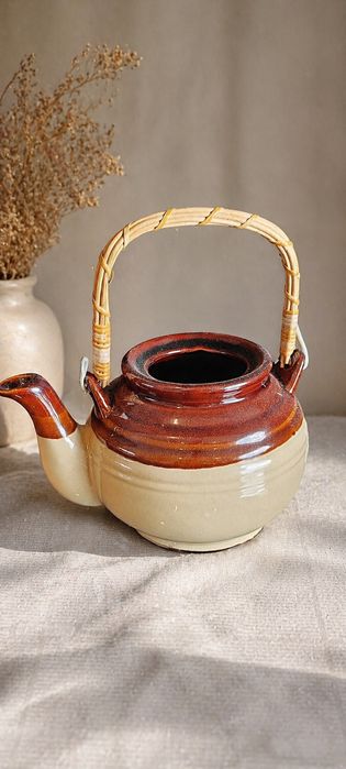 Stylowy czajniczek ceramiczny z plecioną rączką