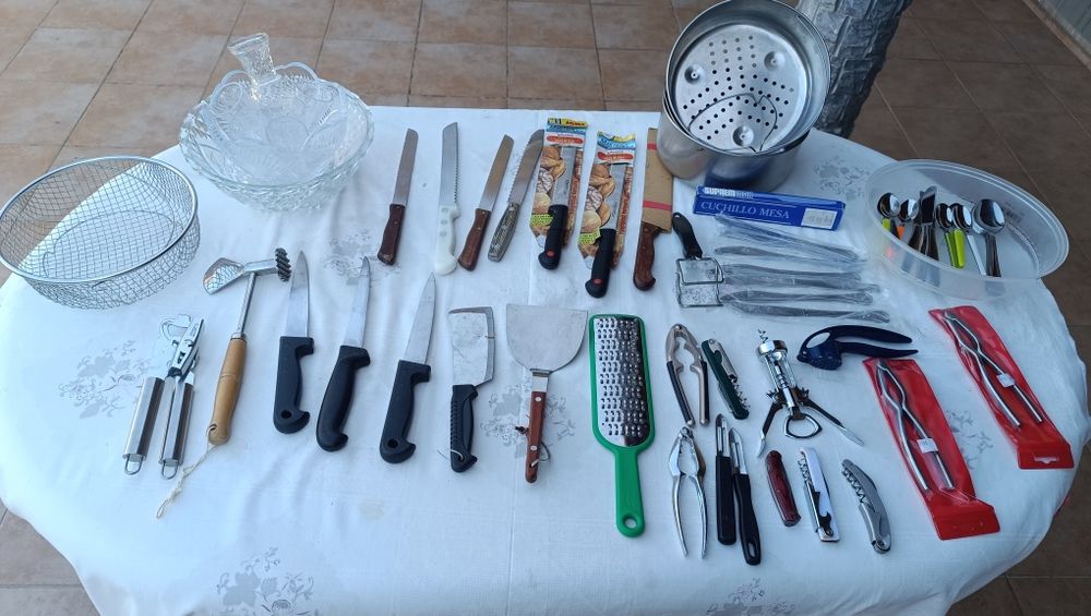 Talheres vários coisas da cozinha.