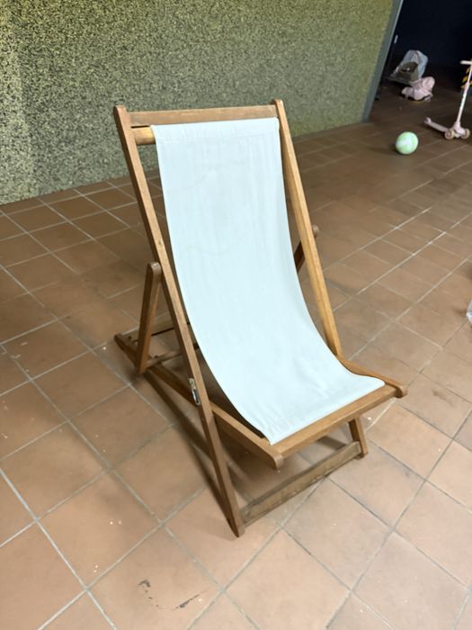 Cadeira espreguiçadeira em madeira