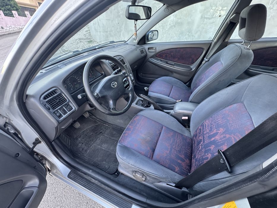 Toyota Avensis 2.0 D4-D de 2000, em bom estado de circulação