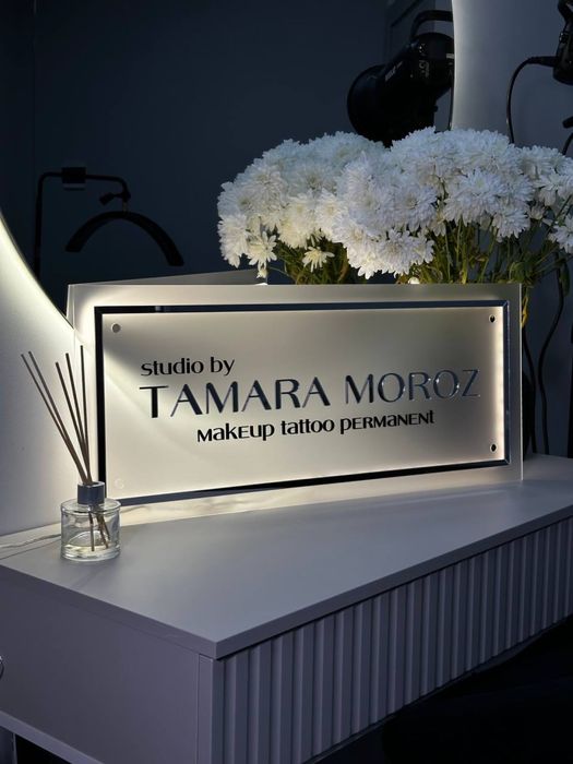 кушетка та стіл з дзеркалом. Центр. Фасад.