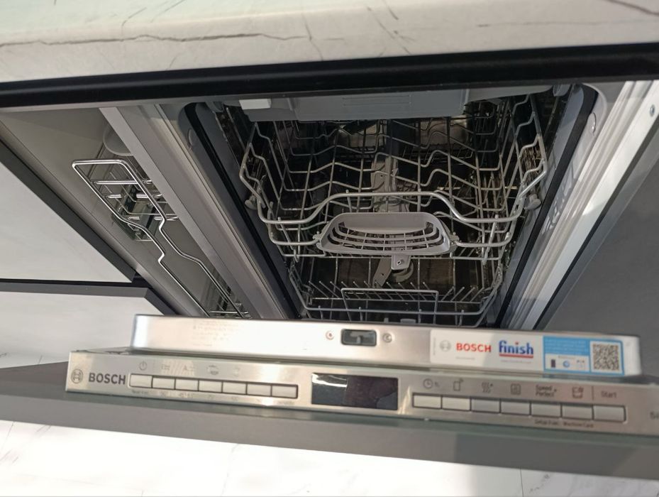 Будинокз підземним паркінгом уцентрі поблизу парку