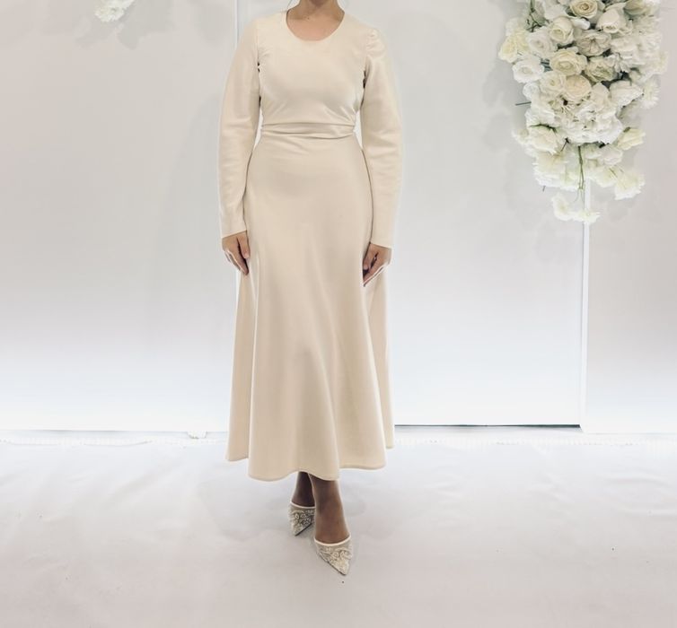 Елегантна сукня молочного кольору