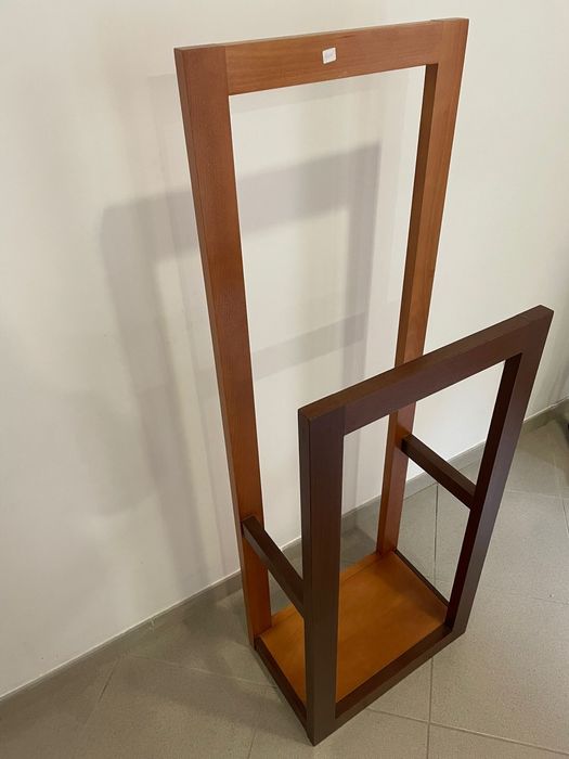 Cabide de pé em cerejeira