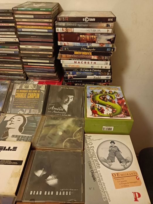 Vários CDs e DVDs