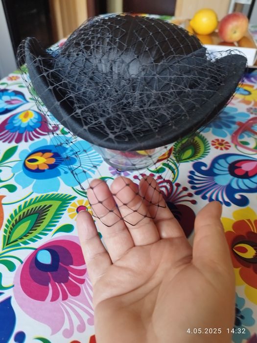 Kapelusz czarny z woalką