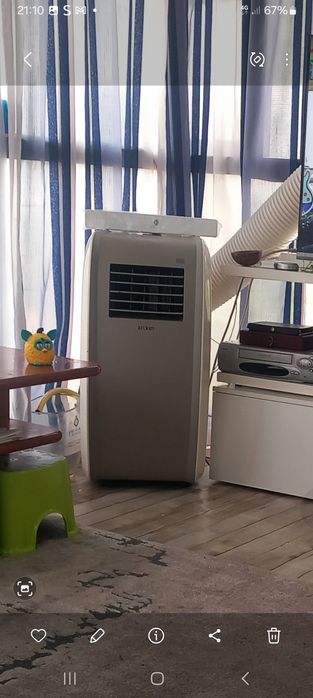 Ar condicionado carpetes mesa cadeiras