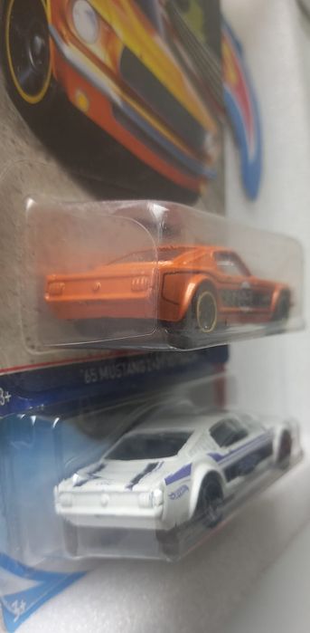 Conjunto 2 , 65 Mustang 2 + 2 fastback hot wheels