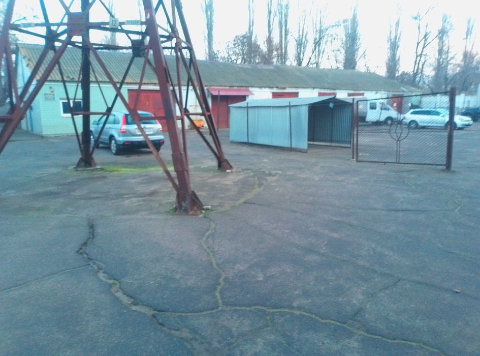 Продаю металлический навес на авто стоянке для авто ул.Строителей1