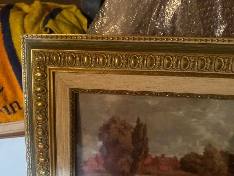 Quadro com armação em madeira dourada