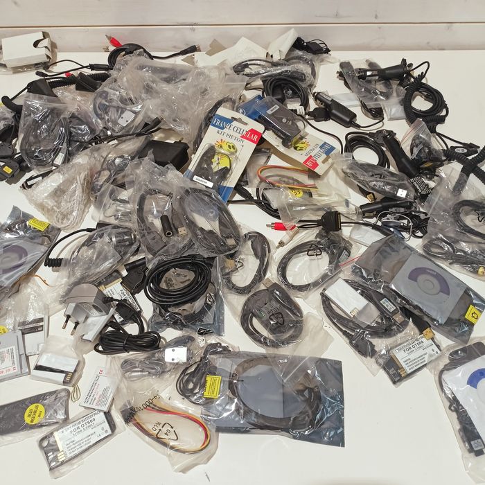 Zestaw kultowych ładowarek,kabli,baterii do telefonów itp.