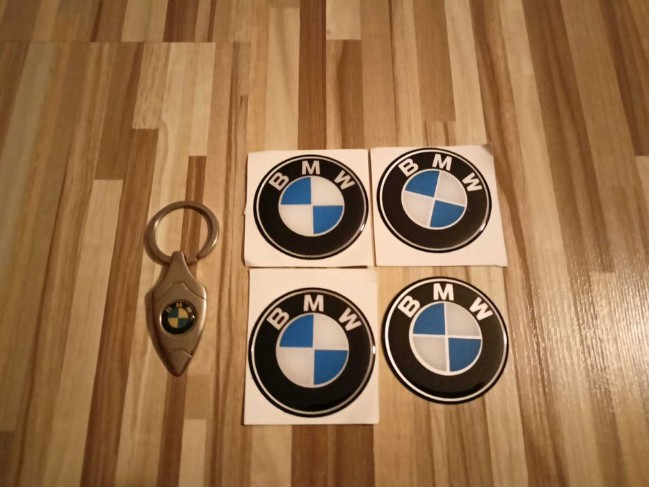 bryloczek z naklejkami na kapsle bmw