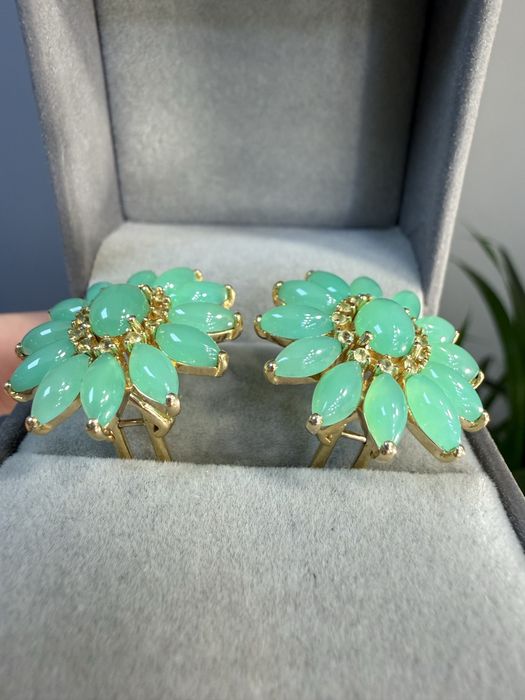 Золотые серьги с нефритом