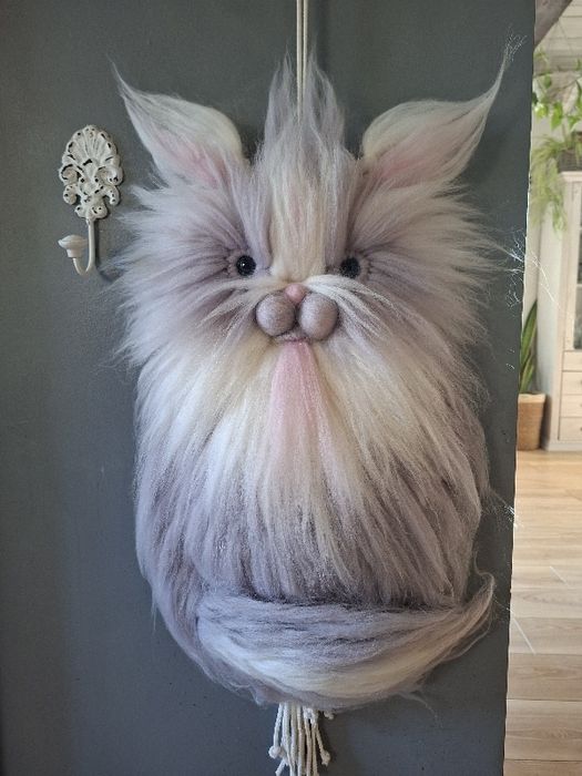 Kotek z makramy 38 cm x 63 cm
