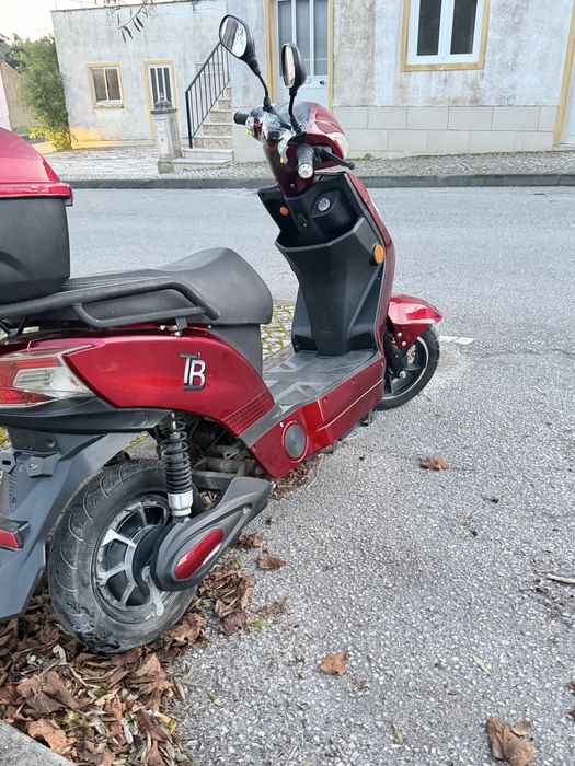 moto eletrica vermelha