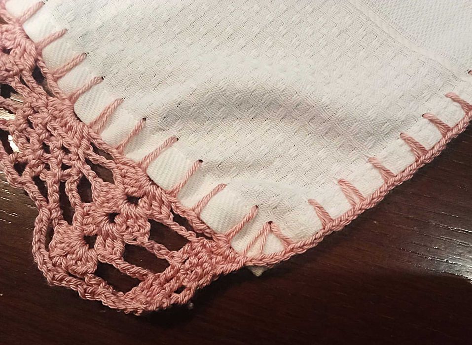 Pano com ponto de renda cor de rosa feito à mão