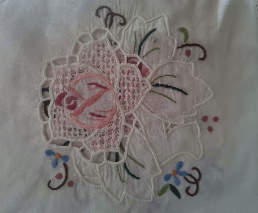 Toalha de mesa bordada