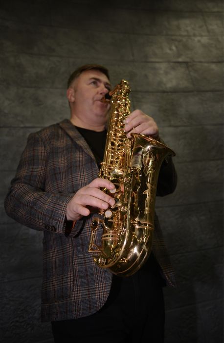 Саксофонист, фокусник, фотограф. Три в одном!)