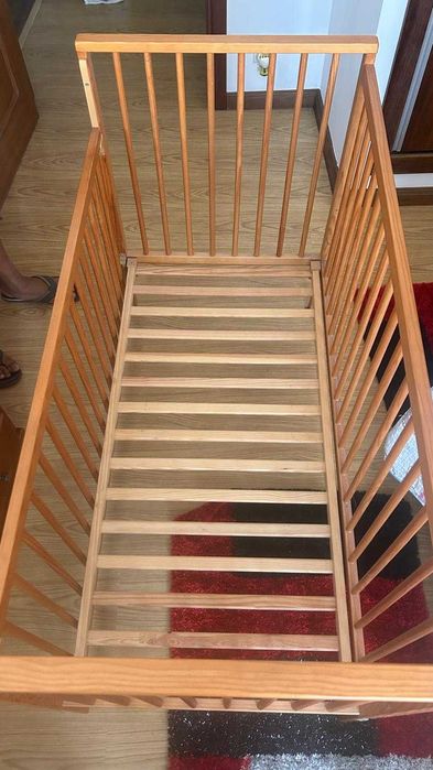 Cama de bebé em grades de madeira pinho mel