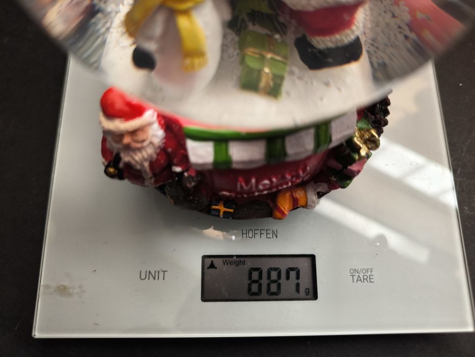 Bola de neve com música e figuras.
Bola de neve decorativa com tema na