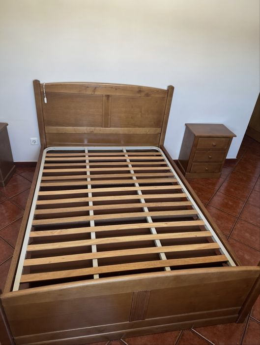 Cama de adulto em madeira