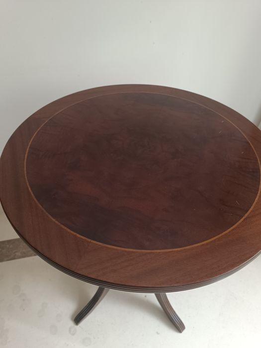 Mesa de apoio clássica em madeira