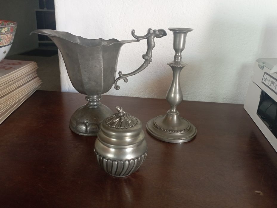 Três peças decorativas em estanho