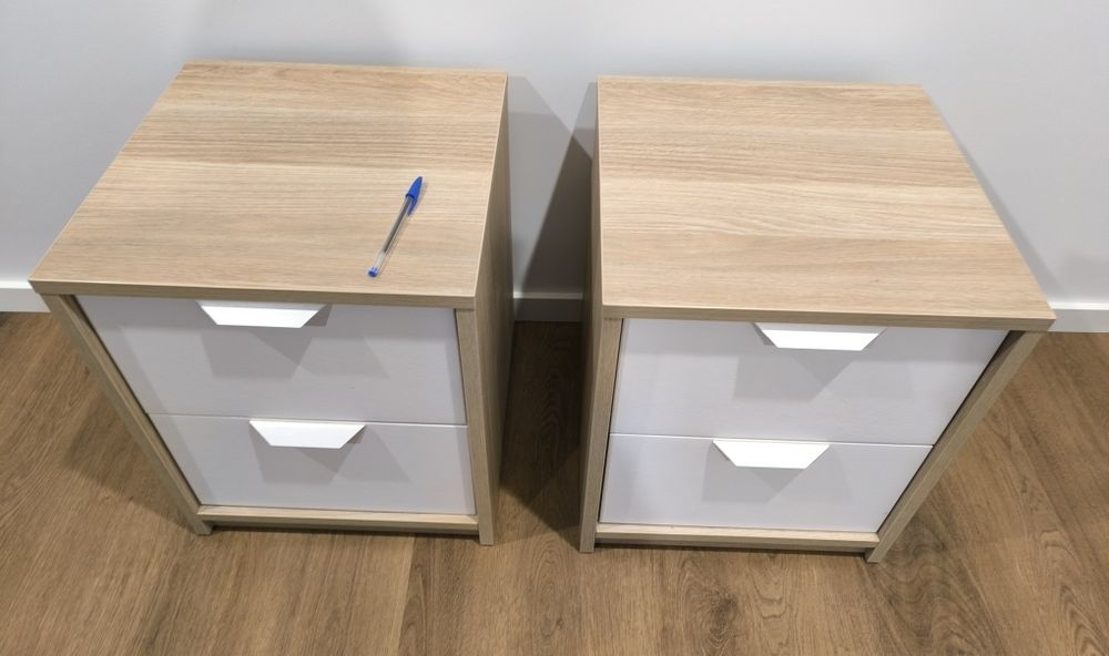 Cómodas e mesas de cabeceira IKEA Askvoll