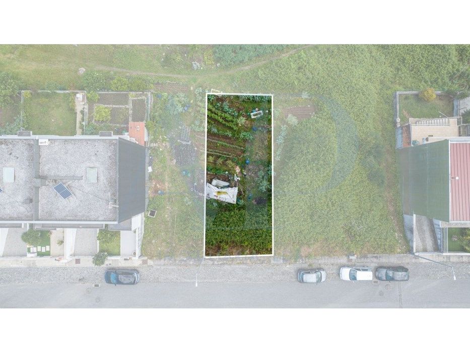 Lote para Moradia em Banda na Urbanização Vale da Gandra