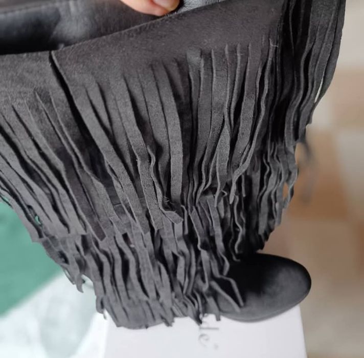 Bota de cano alto n 41 em camurça preta de franjas. Novas