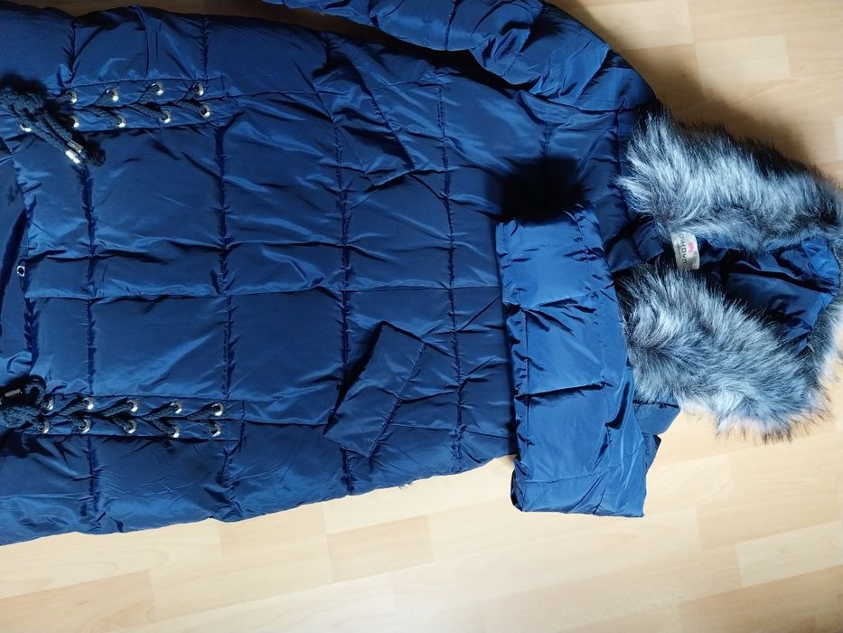 Kurtka zimowa z kolorową podszewką.