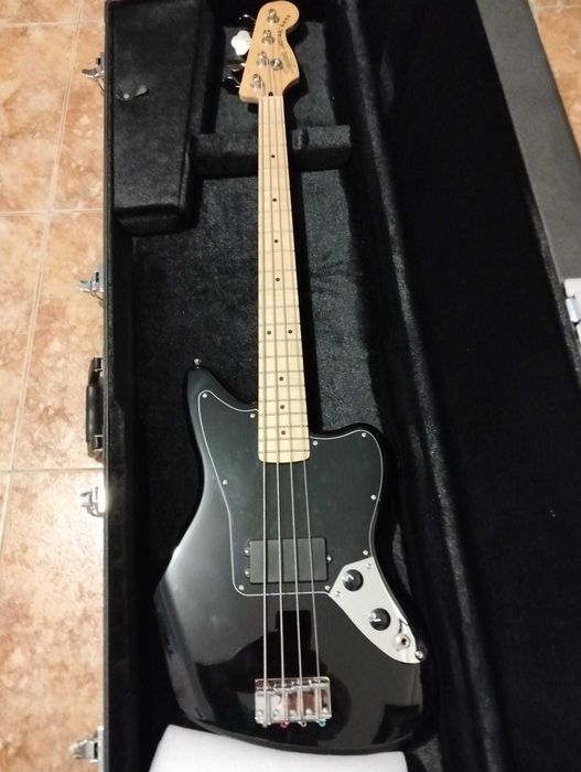 Baixo elétrico squier jaguar jazz bass,  cor preto