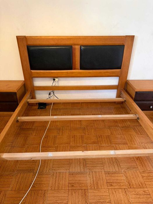 Conjunto de quarto em madeira - Cama de Casal, comoda, espelho e mesas