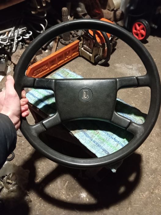 Продам руль ваз 2107 і 2 шини р13