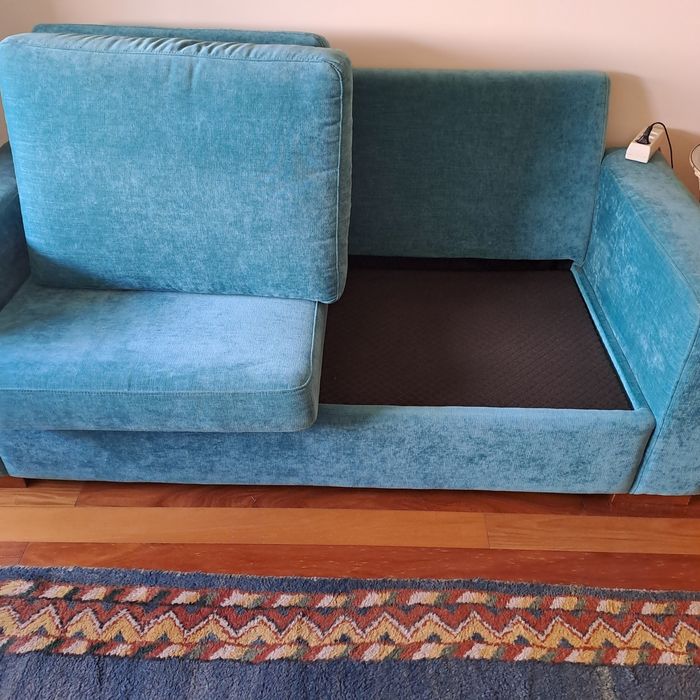Sofá cama  de casal cor azul com pouca utilização  em muito bom estado