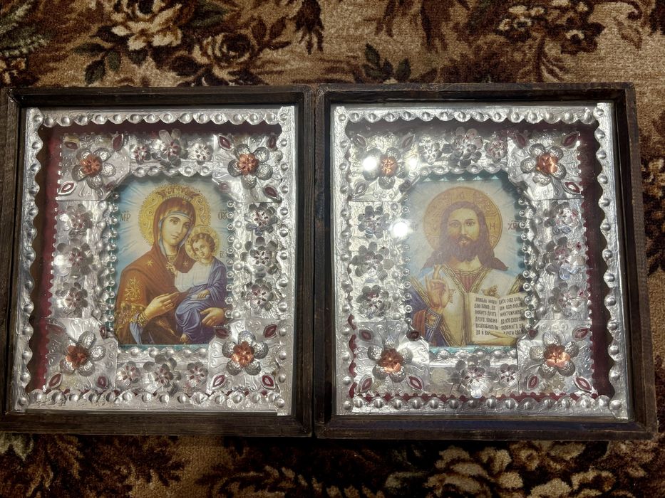 Старі ікони в дереві