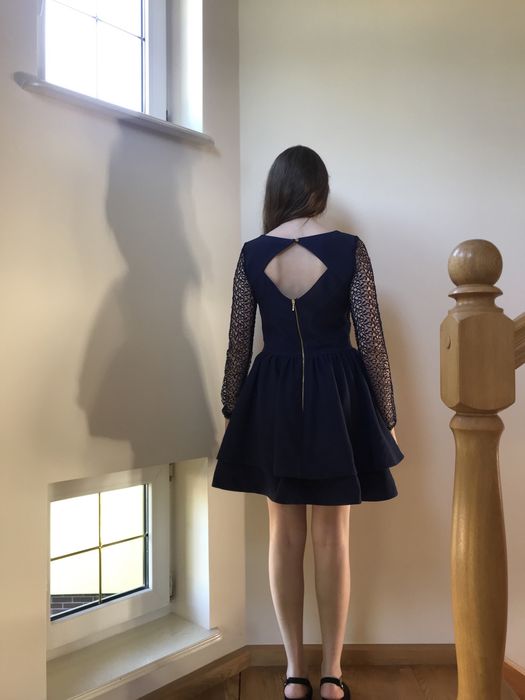 Granatowa rozkloszowana sukienka z długim rękawem z koronką