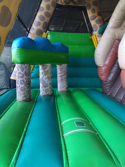 Insuflável Jungle (CxLxA): 5,80 x 5,50 x 5,50 M
