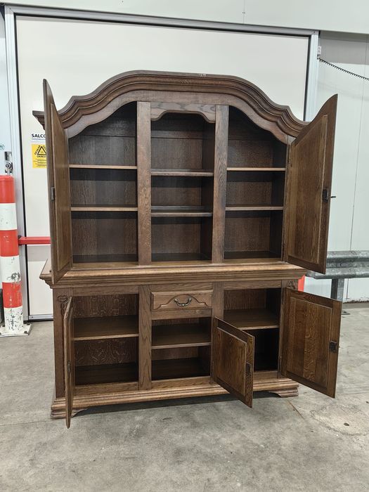 Kredens dębowy z kluczem