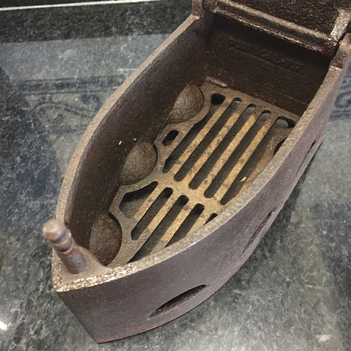 Ferro de engomar antigo a carvão - marca ALBA