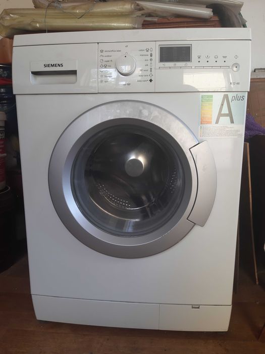 Пральна машина Siemens IQ 300 WS12X460BY в нерабочому стані.