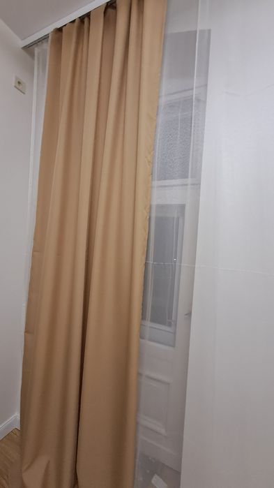 Zaslony bezowe zaciemniajace 70% na tasmie 140x310