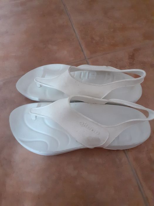 chinelos brancos n 38 e camisola xxl