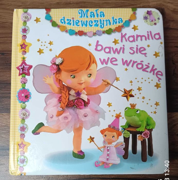 Mała dziewczynka Kamila bawi się we wróżkę