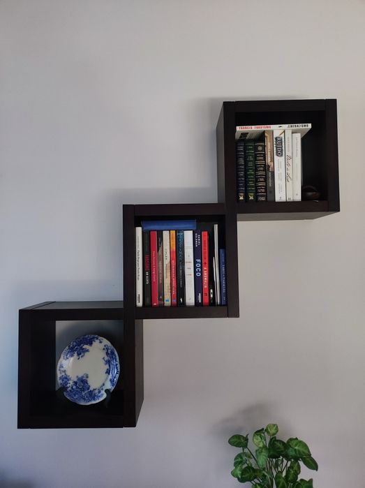 Estante em madeira maciça como nova