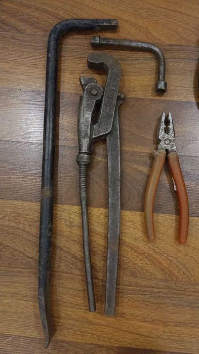 На вибірІ нструменти для дому: пласкогубці розвідний ключ ножиці щітка